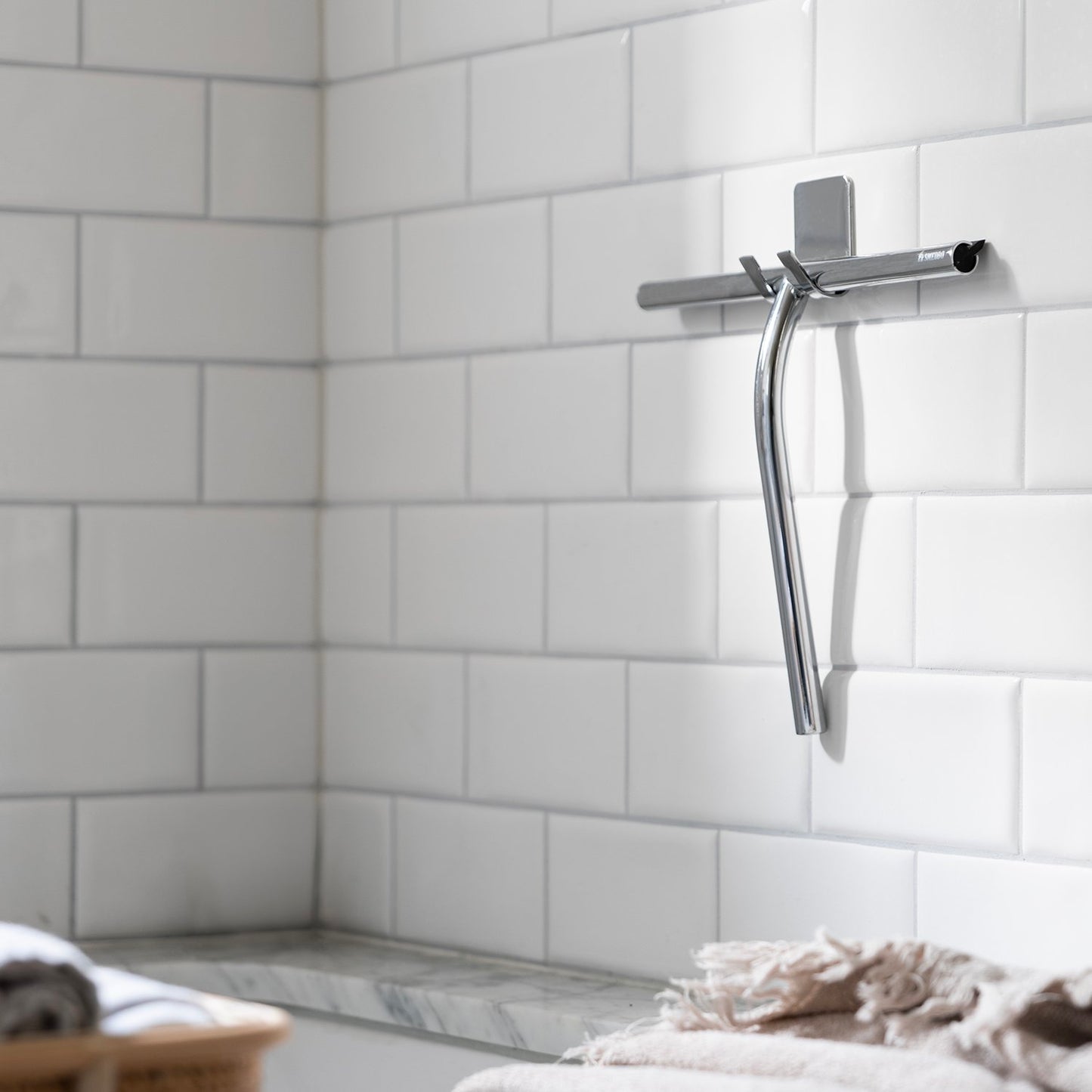 Dusjnal med selvklebende holder