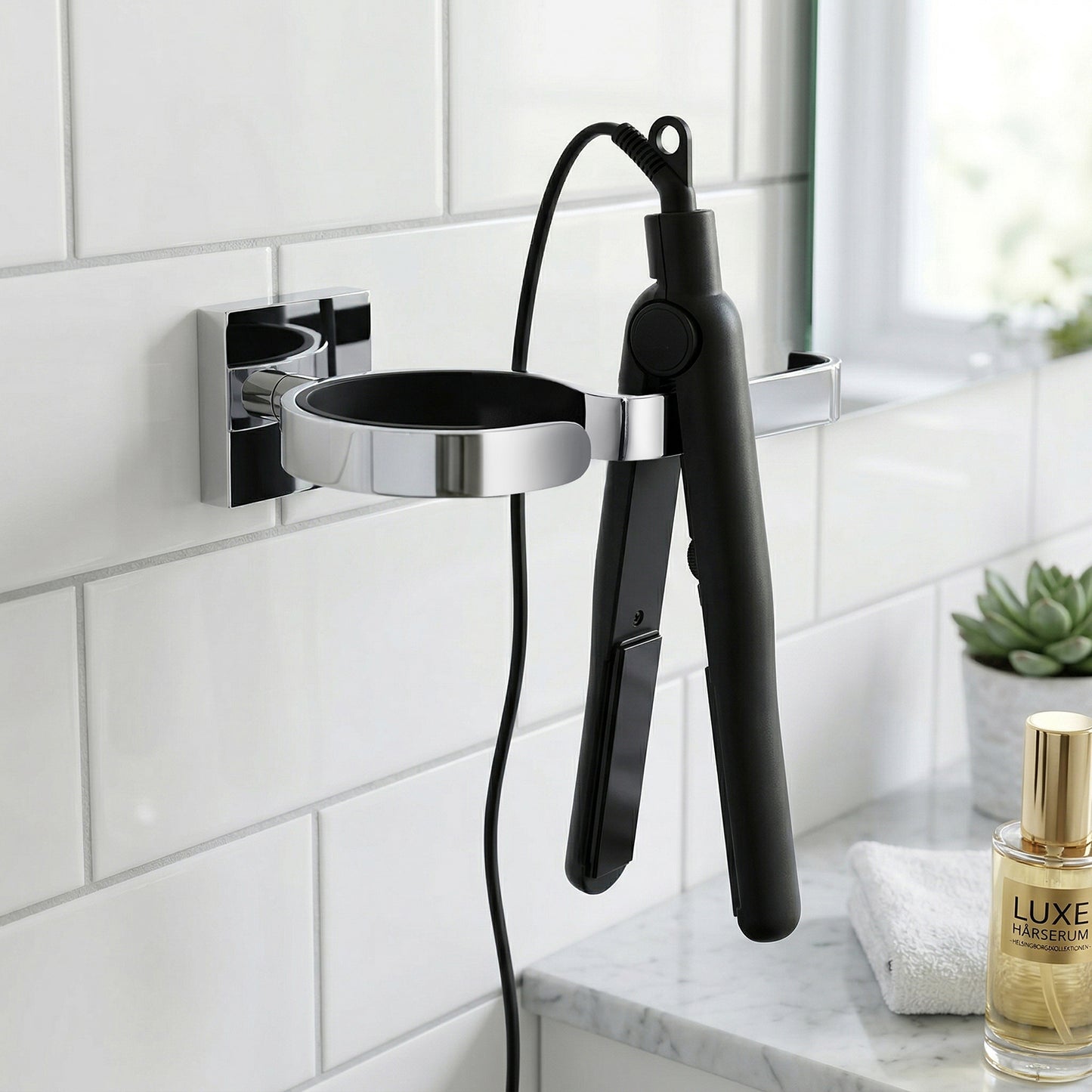 Holder for hårtørrer og rettetang